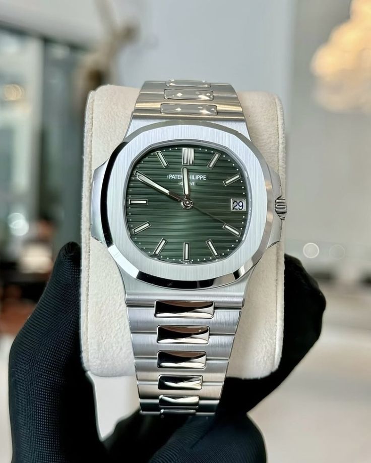 Patek Philippe Genève – Green Dial Edition