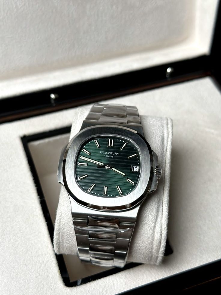 Patek Philippe Genève – Green Dial Edition
